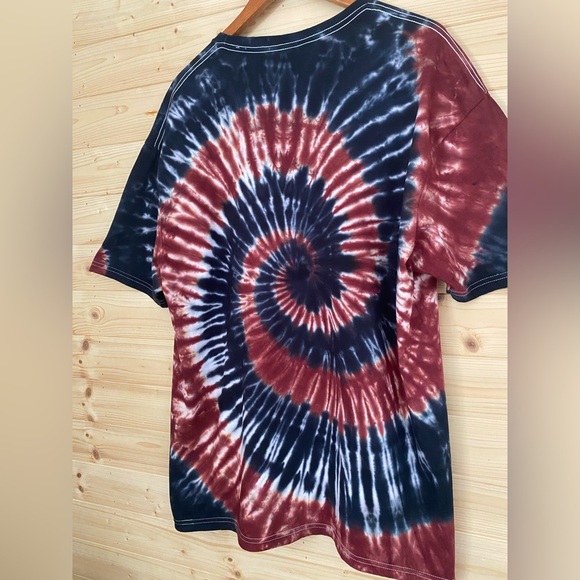 NEW GILDAN Unisex XL SoftStyle T-Shirt Garnet Black Tie Dye Spiral Pattern Retro - Picture 7 of 9